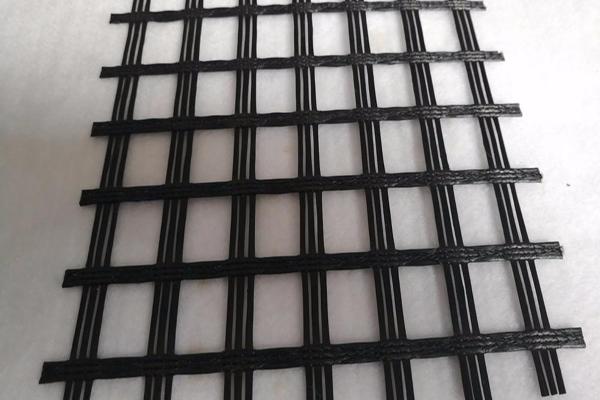 土工格柵與復(fù)合土工膜結(jié)合使用對(duì)路基的影響有哪些呢？  第1張