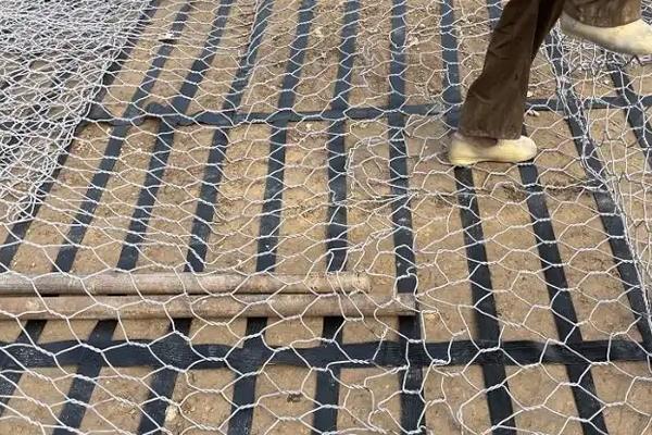 高韌性聚酯紗線集束土工格柵與土工格柵的區別  第1張